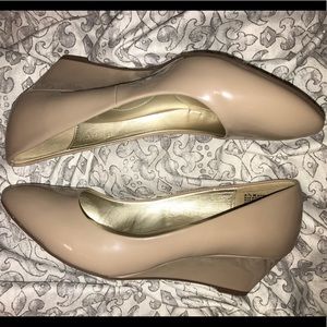 Bandolino taupe 2in wedges